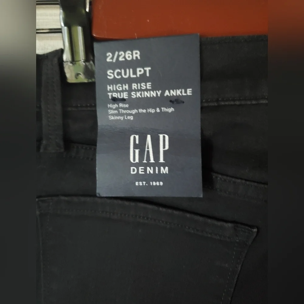 GAP High Rise Sculpt True Skinny Ankle Jeans RAW HEM Black Size 26/2 RT$99 NWT